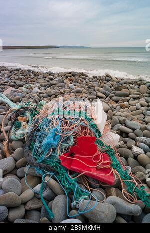 Alte Fischernetze und Plastikmüll wurden am Ufer der Westküste Irlands aufgespült Stockfoto