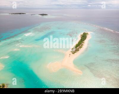 Bild perfekter Strand und türkisfarbene Lagune auf der kleinen tropischen Insel auf den Malediven Stockfoto