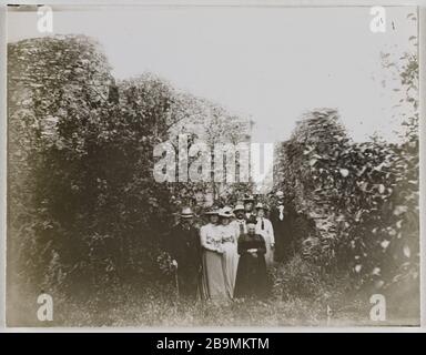 Arthur Guéniot. Gruppenporträt in der Natur 'Portrait de groupe dans la nature'. Tirage gélatino-argentique à partir de négatif sur plaque de verre. 1900-1930. Photographie anonyme. Musée des Beaux-Arts de la Ville de Paris, Petit Palais. Stockfoto