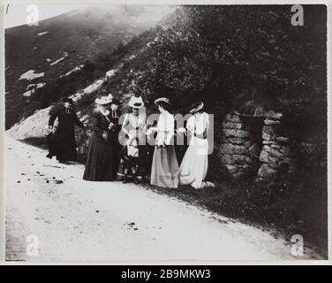 Arthur Guéniot. Vier Frauen, zwei Priester und ein Kind "Quatre femmes, deux prêtres et un enfant". Tirage gélatino-argentique à partir de négatif sur plaque de verre. 1900-1930. Photographie anonyme. Musée des Beaux-Arts de la Ville de Paris, Petit Palais. Stockfoto