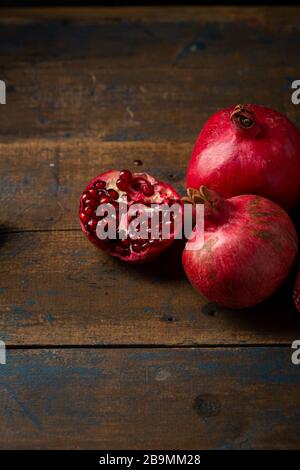 Mehrere Granatäpfel auf Holzbrettern Stockfoto
