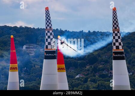 ZAMARDI/UNGARN - 13. JULI 2019: Ben Murphy mit N 540 BM Zivko Edge 540 und fliegen über den Balaton in Tihany in Zamardi Stadt für Red Bull Stockfoto