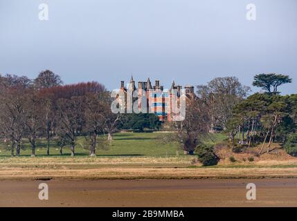 Tyninghame House Scots Baronial Mansion über Tyne Estuary, John Muir Country Park, East Lothian, Schottland, Großbritannien Stockfoto