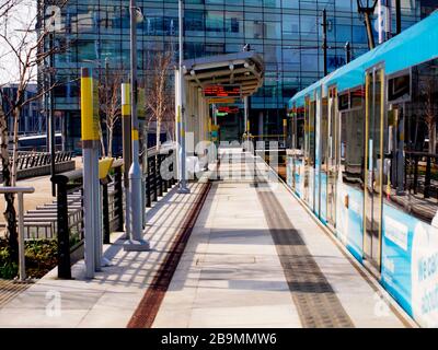 Leeres Tram-Terminal in der Medienstadt nach dem Covid 19 Coronavirus Lockdown Stockfoto