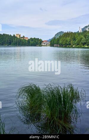 Schloss Neuschwanstein rechts, Schloss Hoeheschwangau links und Alpsee davor. Stockfoto