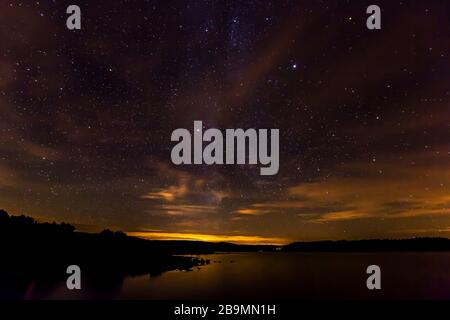Sterne am Nachthimmel über Wald in Kielder, Northumberland, Großbritannien Stockfoto