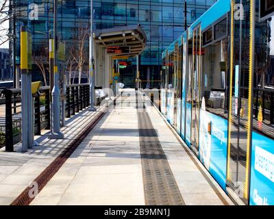 Leeres Tram-Terminal in der Medienstadt nach dem Covid 19 Coronavirus Lockdown Stockfoto