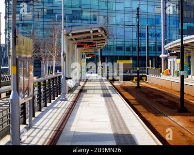 Leeres Tram-Terminal in der Medienstadt nach dem Covid 19 Coronavirus Lockdown Stockfoto