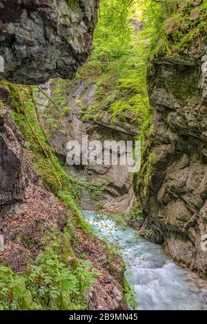 Wanderweg entlang der Partnachklamm in Garmisch Partenkirchen, Bayern, Deutschland Stockfoto