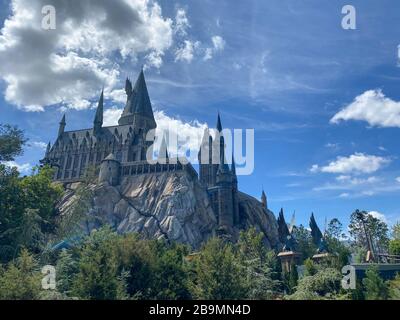 Orlando, FL/USA-3/15/20: Hogwarts Castle in the Wizarding World of Harry Potter Attraction in Universal Studios Theme Park. Stockfoto