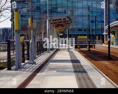 Leeres Tram-Terminal in der Medienstadt nach dem Covid 19 Coronavirus Lockdown Stockfoto