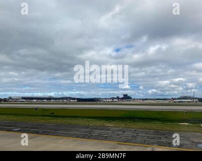 Atlanta, GA/USA-3/21/20: Landebahn am Hartsfield Internationa Airport in Atlanta, Georgia an einem bewölkten Tag. Stockfoto