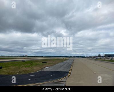 Atlanta, GA/USA-3/21/20: Landebahn am Hartsfield Internationa Airport in Atlanta, Georgia an einem bewölkten Tag. Stockfoto