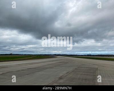 Atlanta, GA/USA-3/21/20: Landebahn am Hartsfield Internationa Airport in Atlanta, Georgia an einem bewölkten Tag. Stockfoto