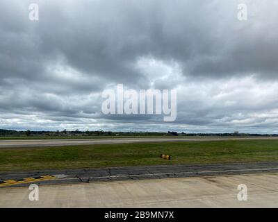 Atlanta, GA/USA-3/21/20: Landebahn am Hartsfield Internationa Airport in Atlanta, Georgia an einem bewölkten Tag. Stockfoto