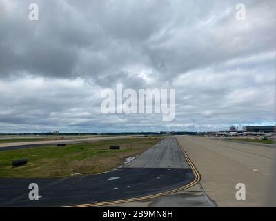 Atlanta, GA/USA-3/21/20: Landebahn am Hartsfield Internationa Airport in Atlanta, Georgia an einem bewölkten Tag. Stockfoto