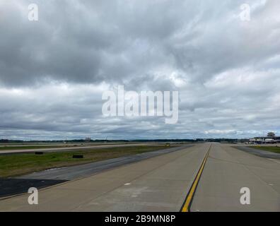 Atlanta, GA/USA-3/21/20: Landebahn am Hartsfield Internationa Airport in Atlanta, Georgia an einem bewölkten Tag. Stockfoto