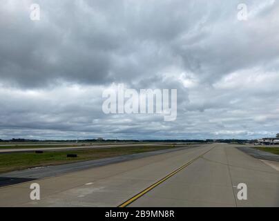 Atlanta, GA/USA-3/21/20: Landebahn am Hartsfield Internationa Airport in Atlanta, Georgia an einem bewölkten Tag. Stockfoto