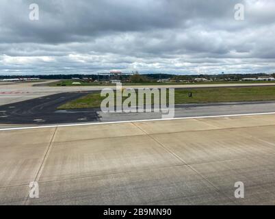 Atlanta, GA/USA-3/21/20: Landebahn am Hartsfield Internationa Airport in Atlanta, Georgia an einem bewölkten Tag. Stockfoto