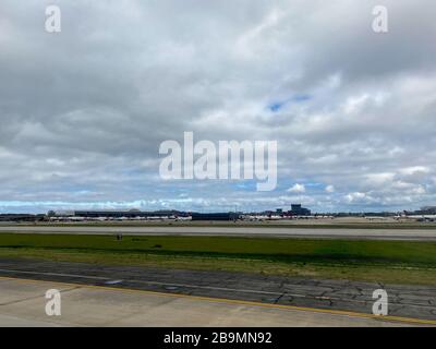 Atlanta, GA/USA-3/21/20: Landebahn am Hartsfield Internationa Airport in Atlanta, Georgia an einem bewölkten Tag. Stockfoto