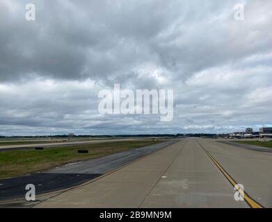 Atlanta, GA/USA-3/21/20: Landebahn am Hartsfield Internationa Airport in Atlanta, Georgia an einem bewölkten Tag. Stockfoto