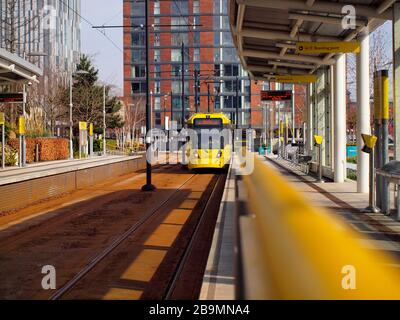 Leeres Tram-Terminal in der Medienstadt nach dem Covid 19 Coronavirus Lockdown Stockfoto