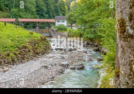 Flusswehr am Fluss Partnach nahe der Partnachklamm in Garmisch Partenkirchen, Bayern, Deutschland Stockfoto