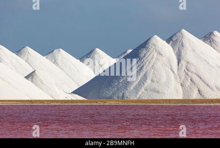 Salzbergbau auf der karibischen Insel Bonaire Stockfoto