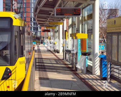 Leeres Tram-Terminal in der Medienstadt nach dem Covid 19 Coronavirus Lockdown Stockfoto