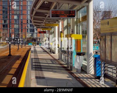 Leeres Tram-Terminal in der Medienstadt nach dem Covid 19 Coronavirus Lockdown Stockfoto