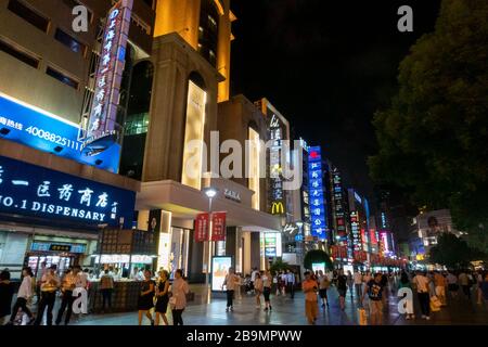 Nacht Blick auf East Nanjing Road, Shanghai, China Stockfoto