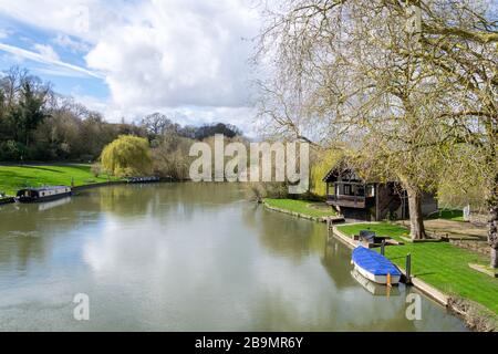 Blick auf die Themse von der Shillingford Bridge, Oxfordshire Stockfoto