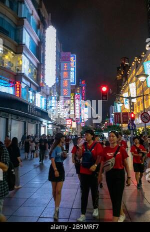 Nacht Blick auf East Nanjing Road, Shanghai, China Stockfoto