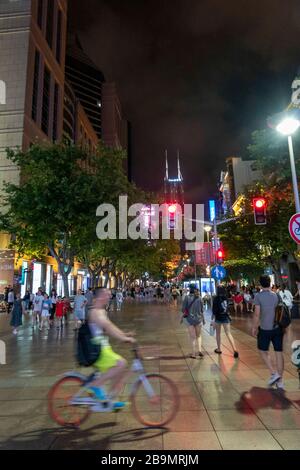 Nacht Blick auf East Nanjing Road, Shanghai, China Stockfoto
