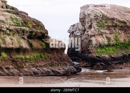 Zwei große Steinklippen an einem sandigen Strand im Natural Bridges State Park, Santa Cruz, Kalifornien, USA Stockfoto