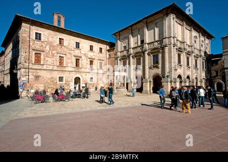 Piazza Grande mit Palazzo del Capitano del Popolo (links) und Palazzo Nobili (rechts), Montepulciano, Toskana, Italien Stockfoto