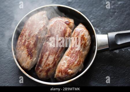 Wildlederfilets aus einem wilden Rehe Capreolus Capreolus, die in einer kleinen Pfanne gebraten wurden. Dorset England GB Stockfoto