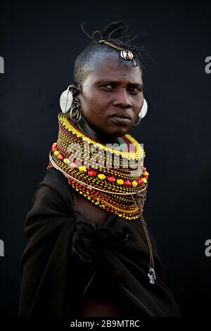 Eine verheiratete junge Turkana-Frau in traditioneller Kleidung in ihrem Dorf in der Nähe von Loiyangalani, Kenia. Stockfoto