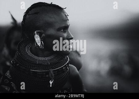 Eine verheiratete junge Turkana-Frau in traditioneller Kleidung in ihrem Dorf in der Nähe von Loiyangalani, Kenia. Stockfoto