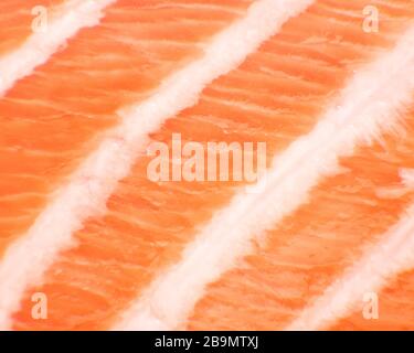 MEXIKO-STADT, MEXIKO - 03. FEBRUAR 2019. Nahaufnahme einer Scheibe frischen Lachses. In der japanischen Küche werden in der Regel Sashimi- und Sushi-Gerichte serviert. Stockfoto