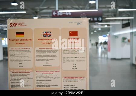 Flughafen Berlin-Schönefeld SXF, Deutschland - 01.02.20: Warnung vor öffentlicher Benachrichtigung über Coronavirus COVID-19. Geschrieben auf Deutsch, Englisch, Chinesisch auf der leeren Seite Stockfoto