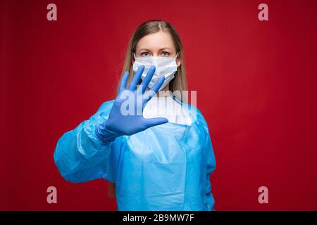 Ruhiges Sanitäter für Frauen in der Gesichtsschutzmaske Stockfoto
