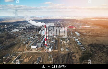 Große Energieanlage mit Röhren über der Dronansicht. Thema des Umweltproblems Stockfoto