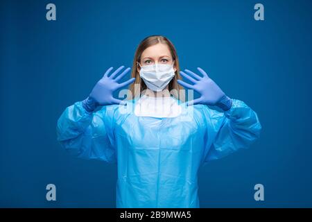 Junge professionelle Sanitäter stehen in einer schützenden Gesichtsmaske Stockfoto