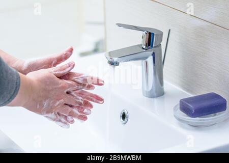 Händewaschen mit Seifenwaschbecken im Badezimmer, in der Nähe. Stockfoto