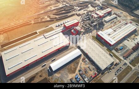 Moderne Fabrik zur Holzverarbeitung am sonnigen Tag über der Draufsicht Stockfoto