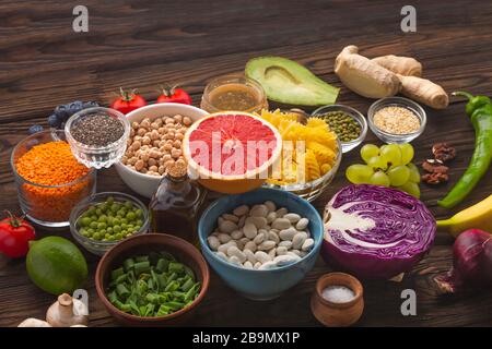 Ein tolles Set an gesunden Produkten auf einem Holztisch, beste Vitamine für schöne Haut. Produkte mit Vitaminen. Stockfoto