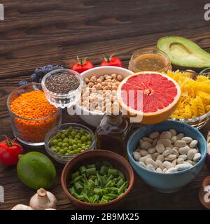 Ein tolles Set an gesunden Produkten auf einem Holztisch, beste Vitamine für schöne Haut. Produkte mit Vitaminen. Stockfoto