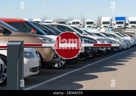 Ein Hindernis mit einem Verbotsschild. Ein Symbol für die Krise in der Automobilbranche Stockfoto