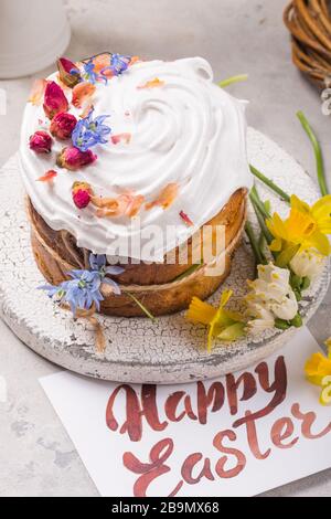 Osterkuchen - Russisch und Ukrainisch traditionell Kulich oder Brioche auf hellem Steingrund. Paska- oder Panettonbrot mit Karte "Happy Easter" und s Stockfoto